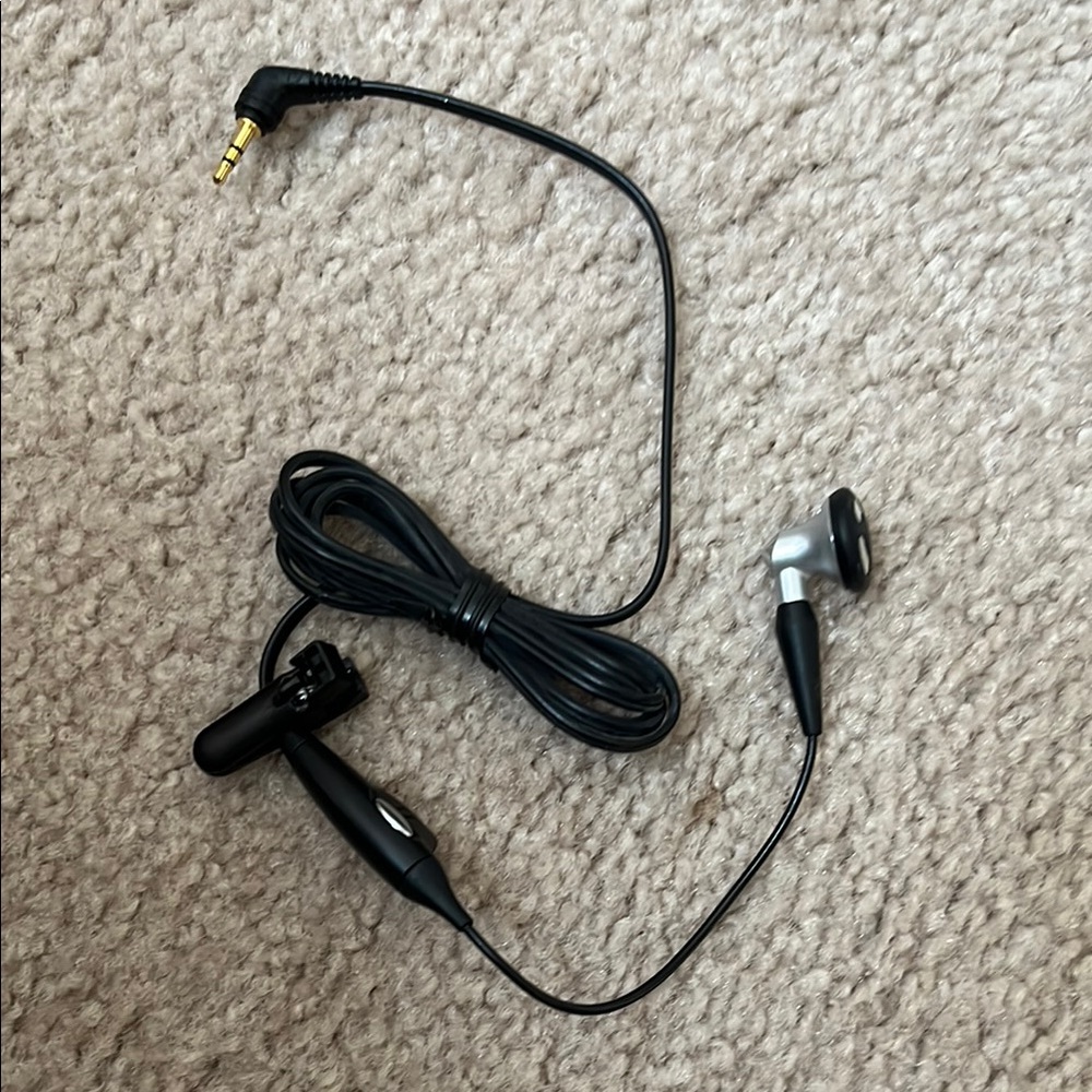 Black Wired Earbud with Microphone NWOT